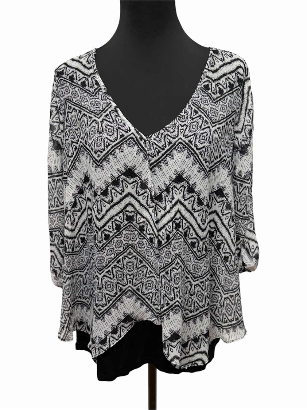 Amywear 2X Black White Geometric Chevron Layered Swing Tunic Top